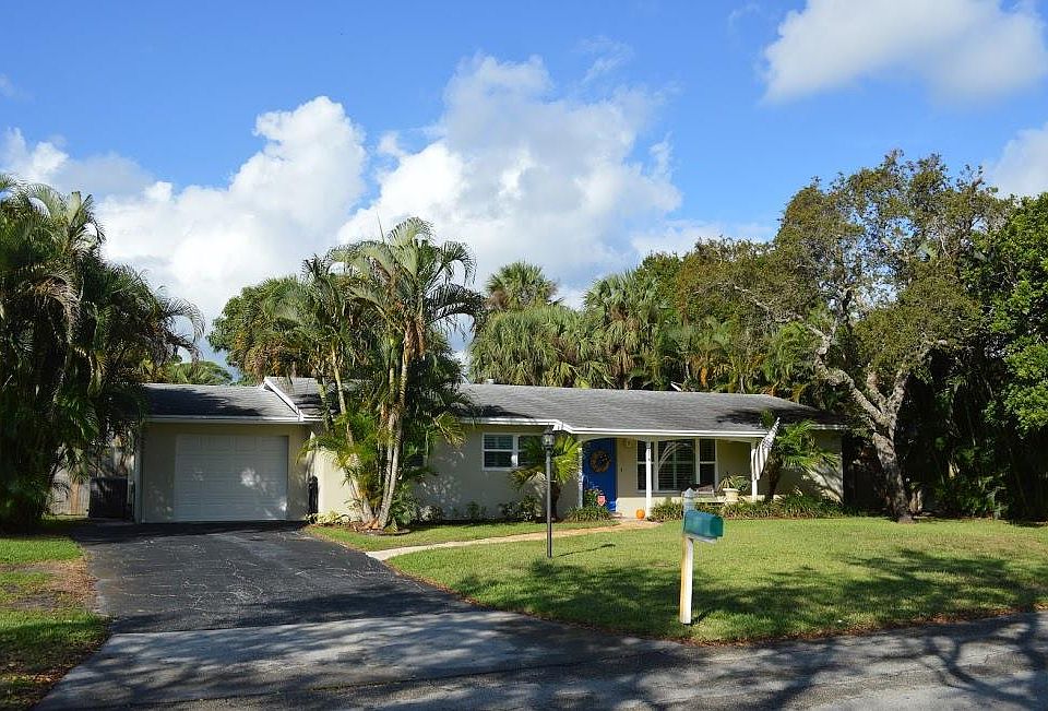 1st image of 216 SE Wentworth Dr