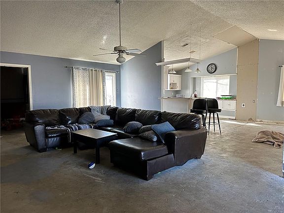 4th image of 1033 Kingsway Dr E