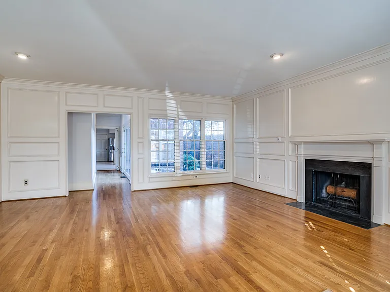 4100 Lovers Ln — Photo 7