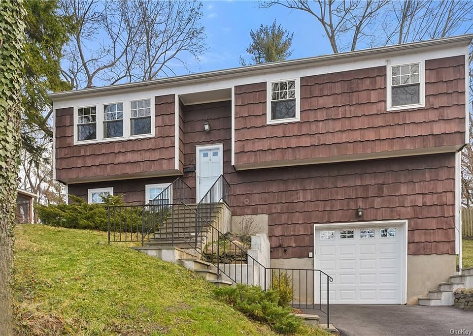 1st image of 26 Lexington Dr