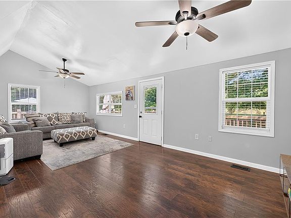 2nd image of 39 Cabin Creek Cir
