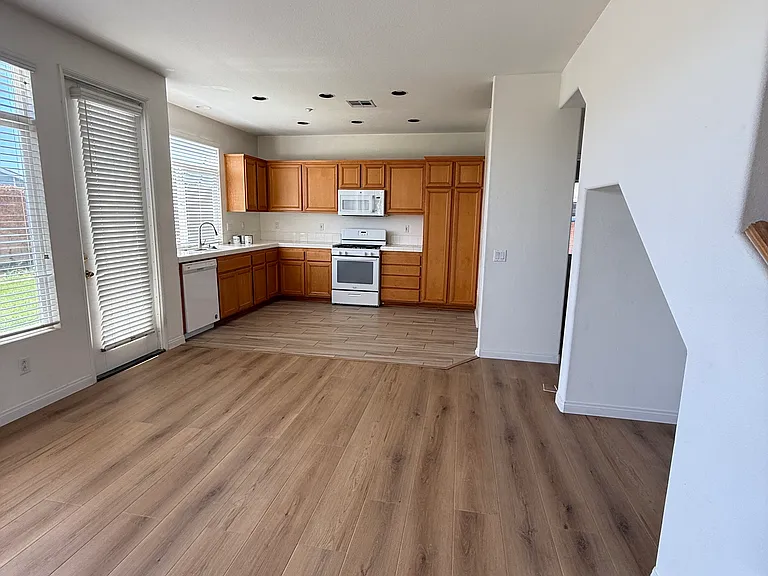 671 Bennett Ave — Photo 16