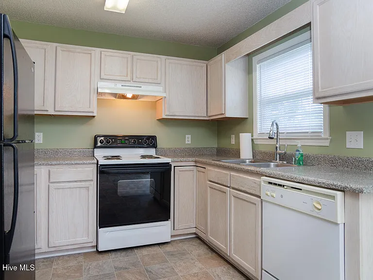 2716 Valor Dr — Photo 8