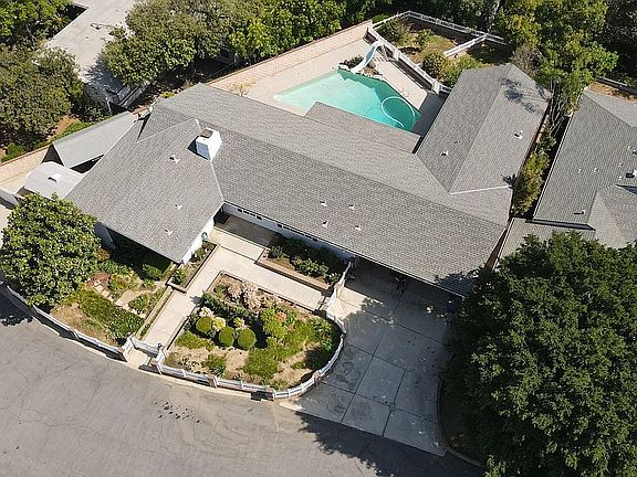 2nd image of 1040 S Oak Forest Ln