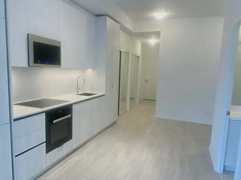 400 King St W #715 — Photo 11