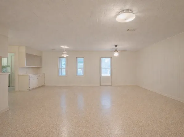 1402 Herder Ave, Schulenburg, TX 78956