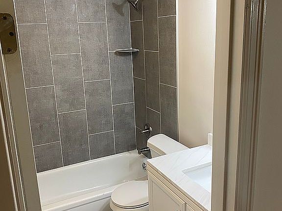5th image of 210 E Bluebird Dr