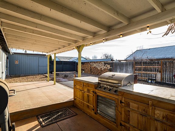 5th image of 692 NE Fieldstone Ln