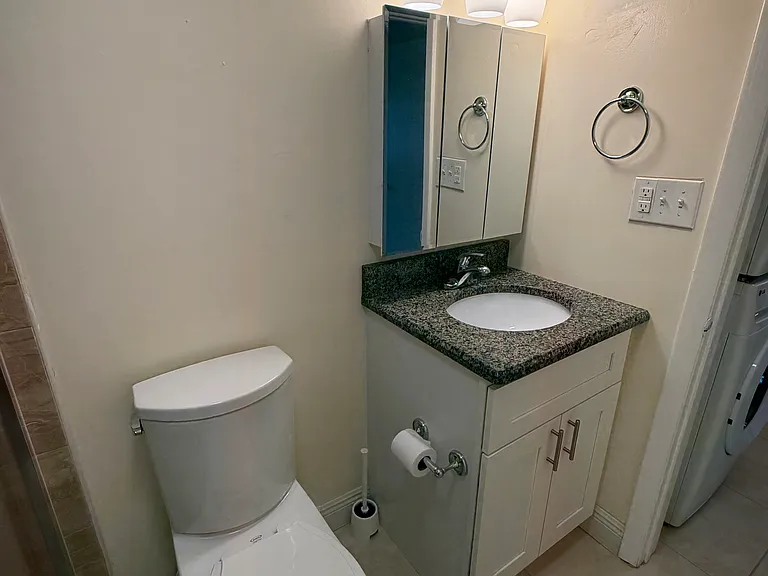 2264 Winkler Ave #204 — Photo 5