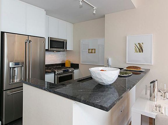 3rd image of 160 W 62nd St APT 21H