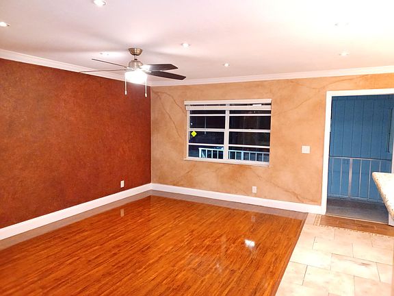 4th image of 575 Burgundy St #L
