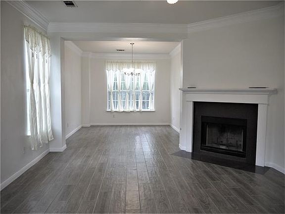 4th image of 1214 Disraeli Cir