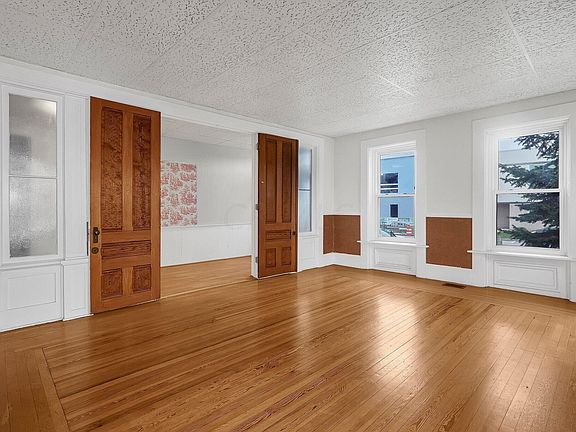 5th image of 23 E Blagrove St