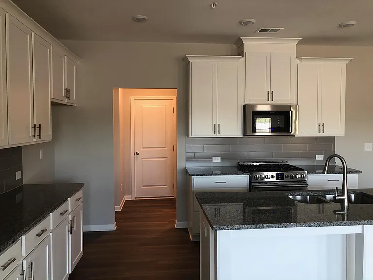 1333 Endicott Ct — Photo 5