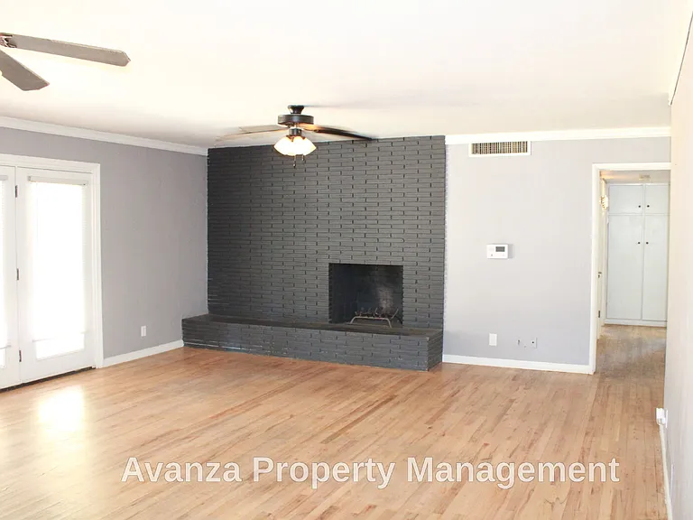 5677 N Millbrook Ave — Photo 7