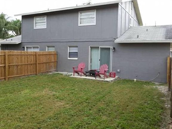 fully fenced in back yard, pets are ok