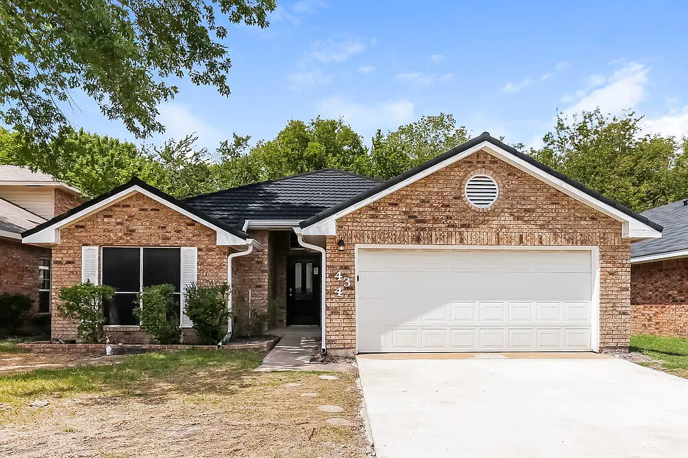3 bed, 2.0 bath, 1919 sqft, $2,435 — Photo 1