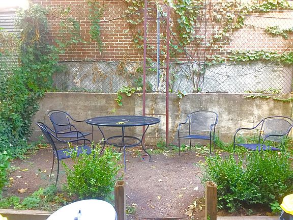 Wanna eat lunch outside not a problem in the Yard, that is i