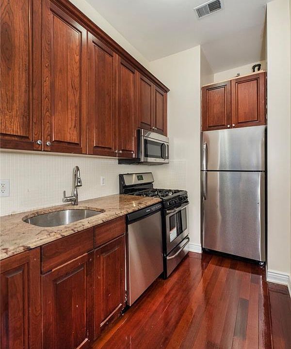 2nd image of 115 W 57th St APT 3R