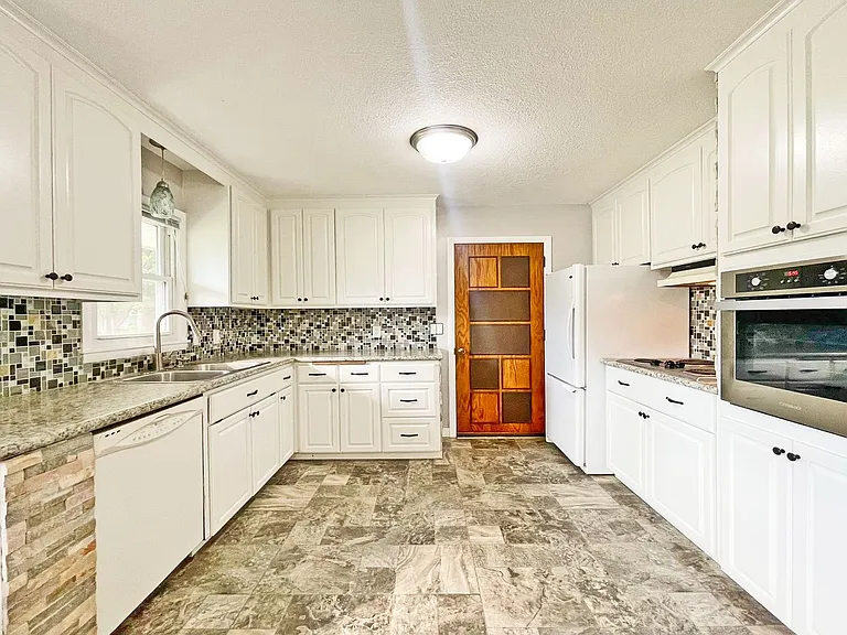 1064 Hackmann Cir NE — Photo 2