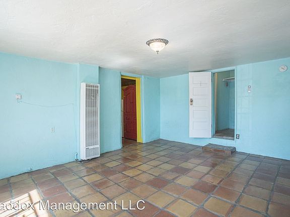 3rd image of 902 1/2 Edith Blvd NE