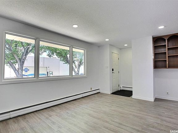 4th image of 243 Smith STREET N