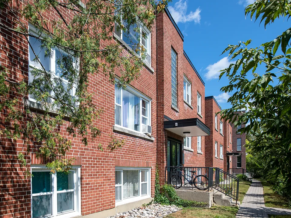 20 Chapleau Ave
