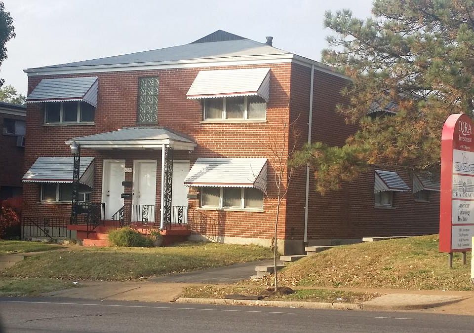 Front view of building...this unit gets FREE off-street park