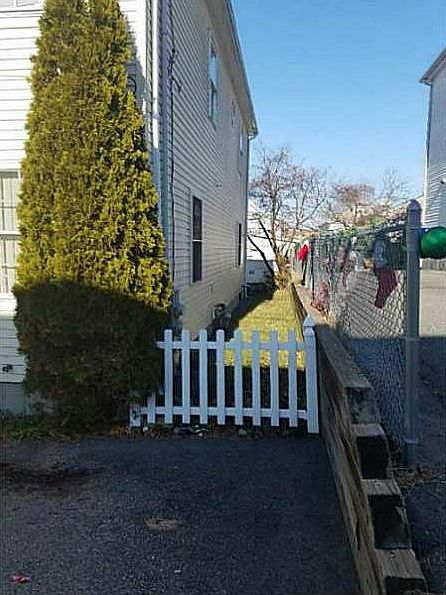 2nd image of 32 Hauxhurst St