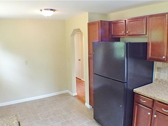 4th image of 30 Julia Ave