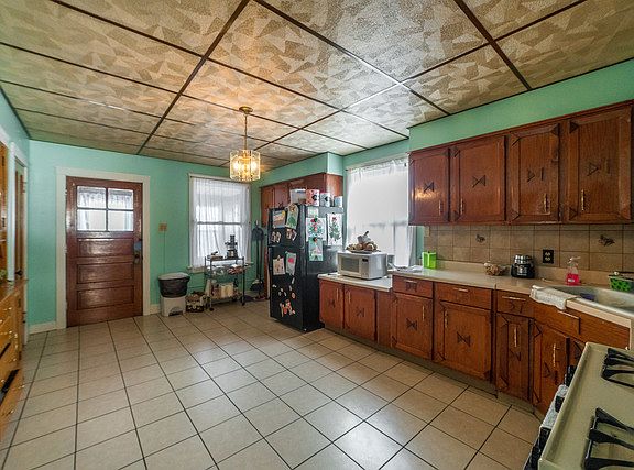 3rd image of 5030 W Henderson St