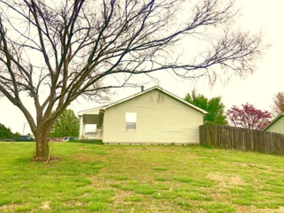 3rd image of 2215 Crestline Dr