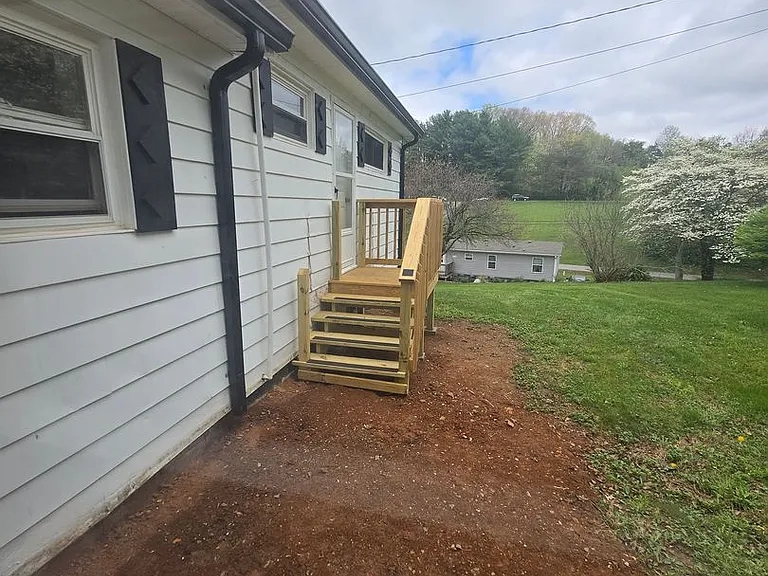 340 Unaka Dr — Photo 15
