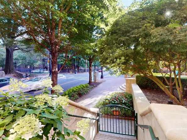 300 W 5th St APT 111, Charlotte, NC 28202