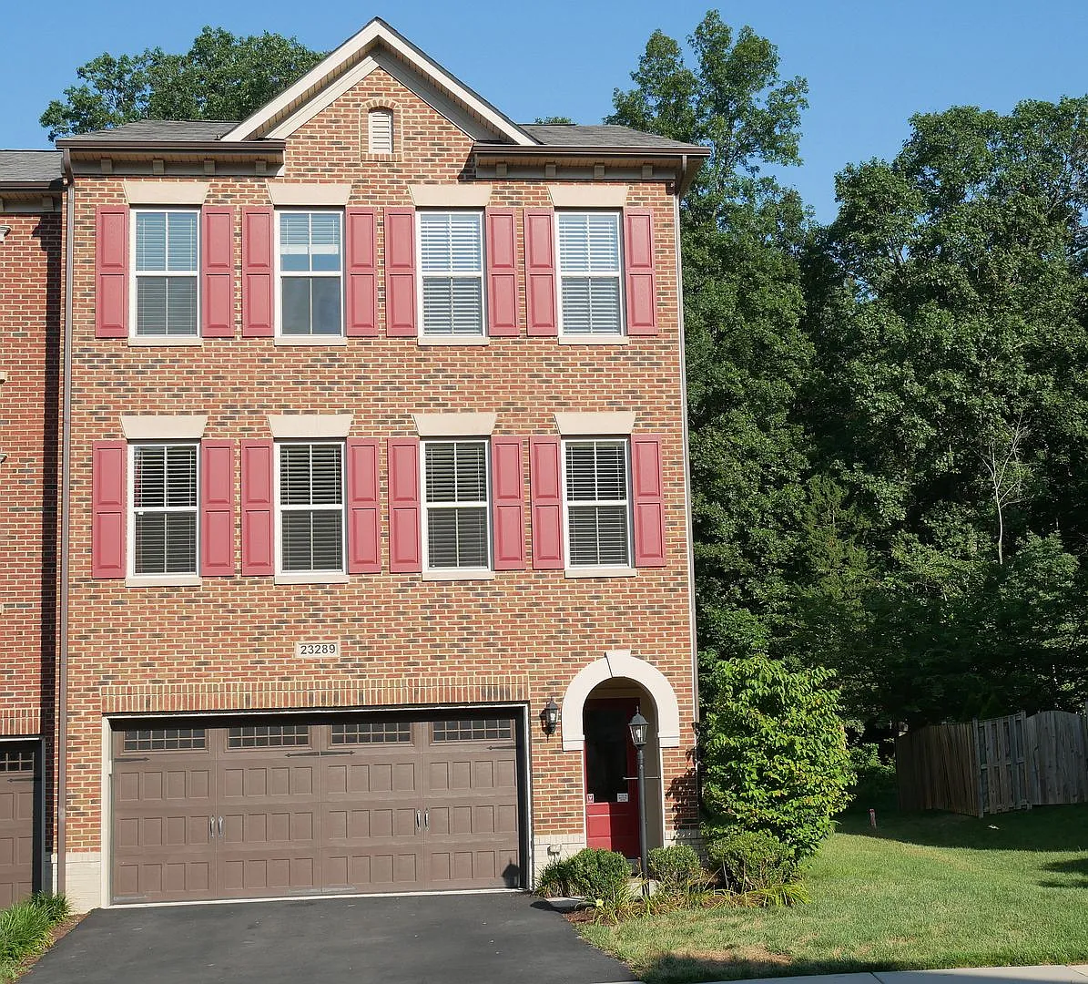Gorgeous End Unit Garage Townhome In Brambleton for Rent! — Photo 1