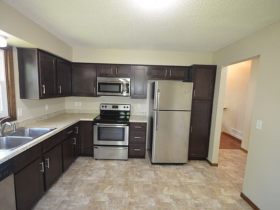 3rd image of 900 101st Ln NE