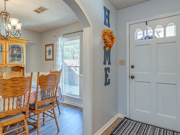 4th image of 1222 Yorkshire Dr