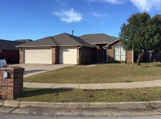 921 SE 38th St, Moore, OK 73160