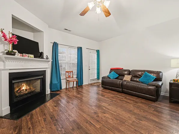 229 Commons Dr, Holly Springs, NC 27540