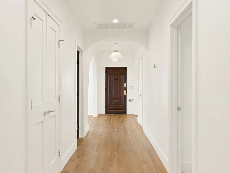211 S Formosa Ave — Photo 4