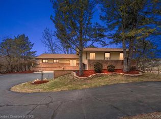1808 Moors Ct, Bloomfield Hills, MI 48302