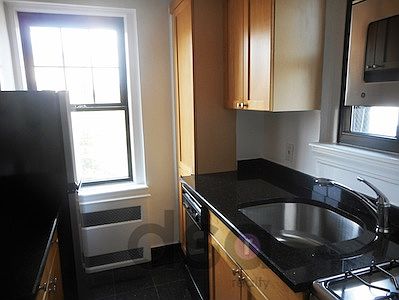 2nd image of 95 Christopher St APT 7B