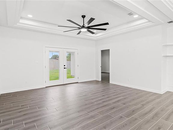 4th image of 410 Zapata St