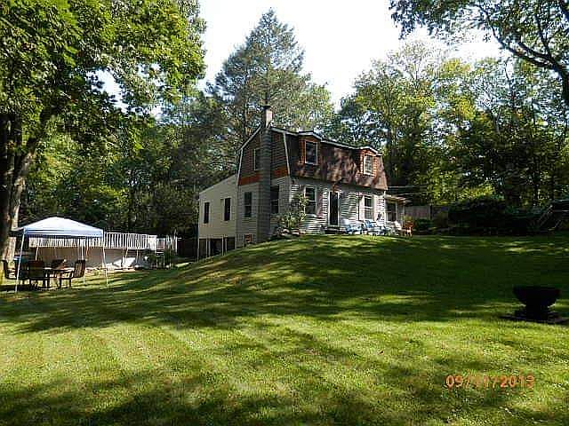 2nd image of 423 Willard St