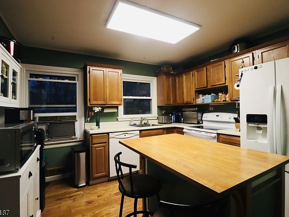 3rd image of 185 Valley View Dr