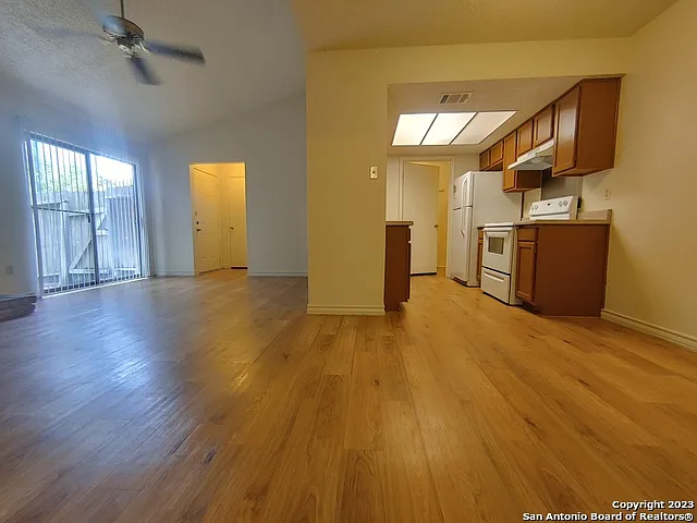 2 bed, 2.0 bath, 1025 sqft, $1,300 — Photo 4