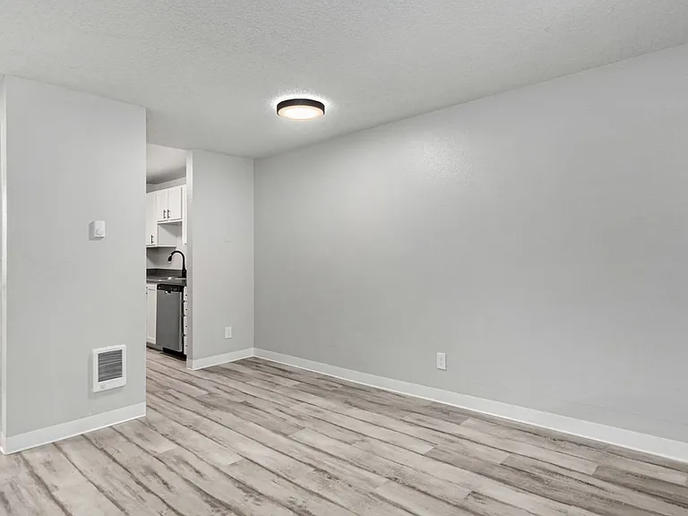 2550 N Vassault St — Photo 23