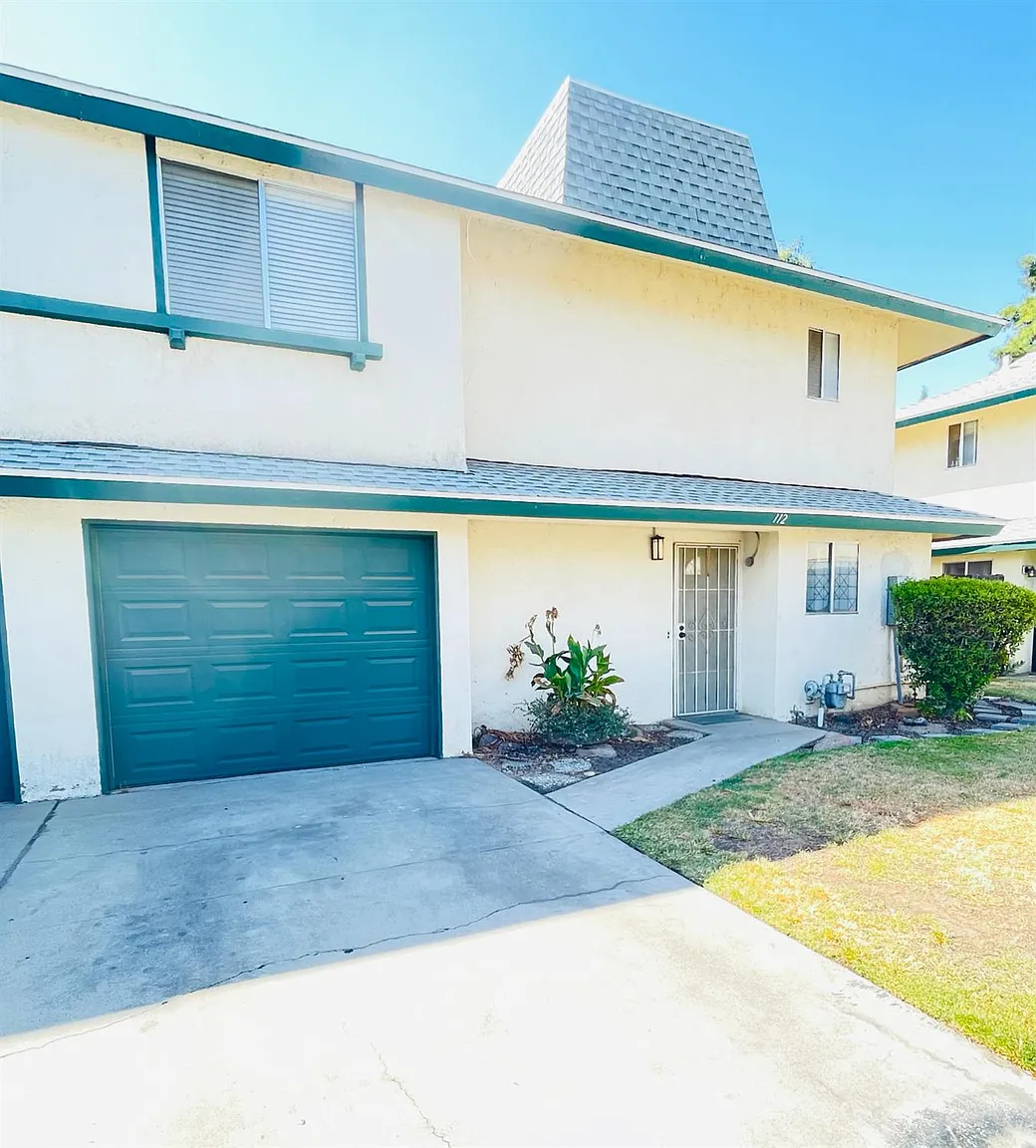 4929 N Winery Ave photo 1