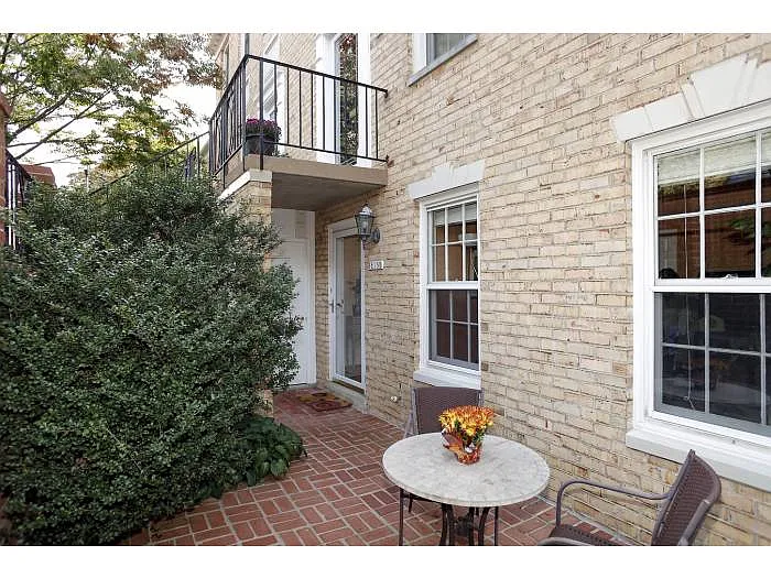 3215 Sutton Pl NW APT D photo 1