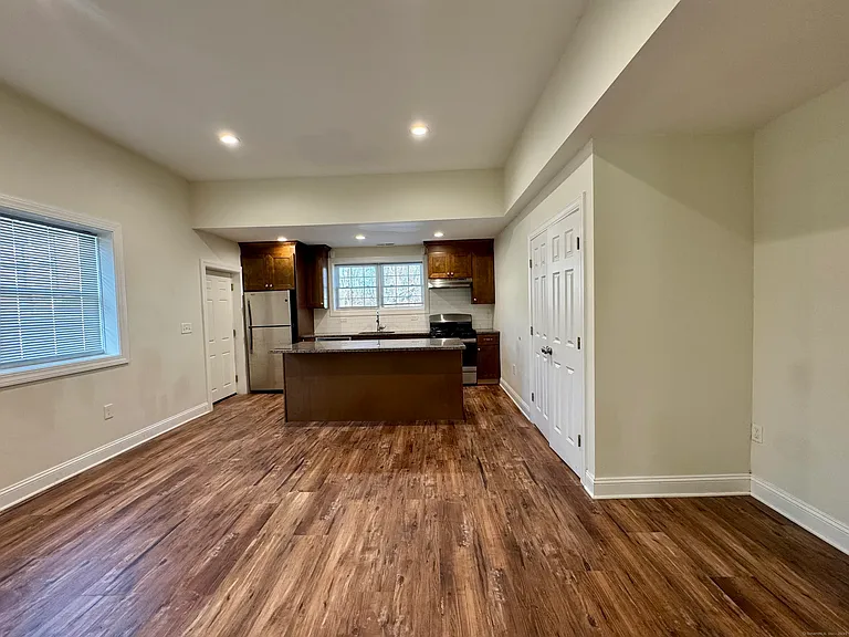 950 Lindley St — Photo 11